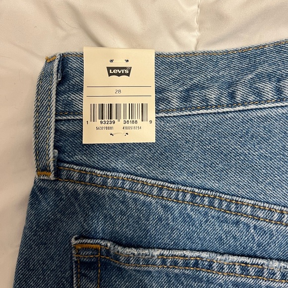 Levi’s 501 Shorts - High Rise, Fitted Through Hip - medium wash - Picture 8 of 10